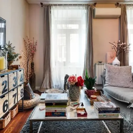 Apartment Bella's Charming At Trendy Chiado Lisbon