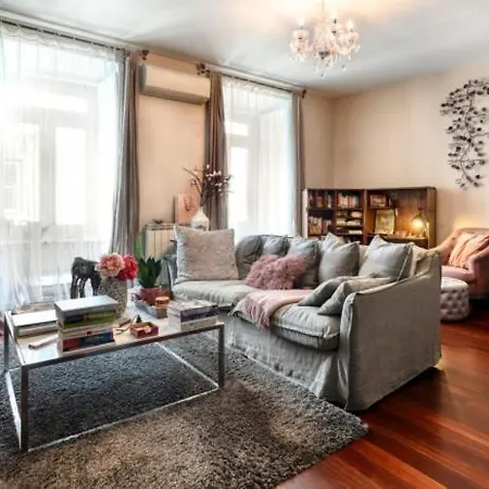 Apartment Bella's Charming At Trendy Chiado